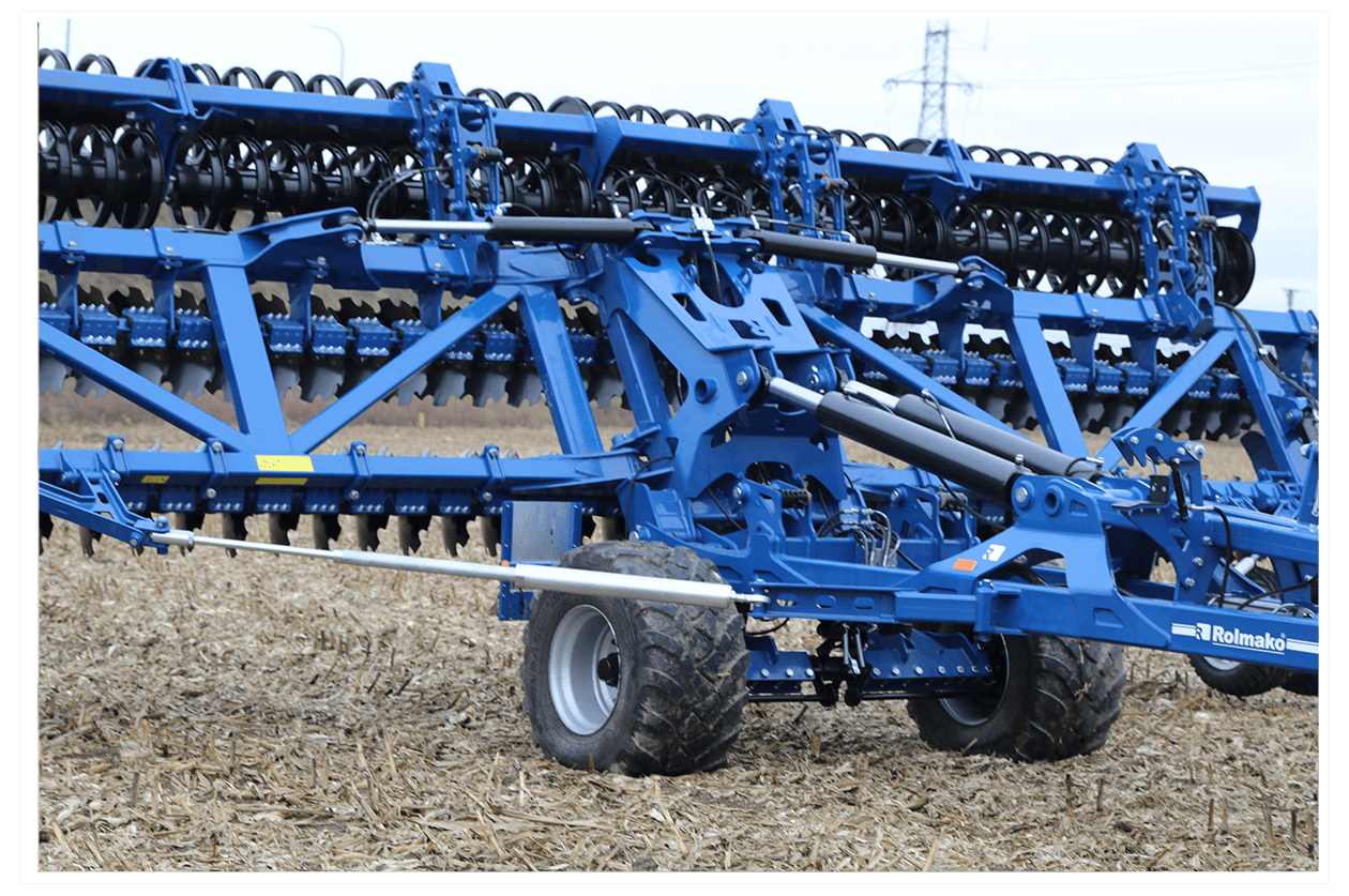Борона дисковая PowerDisc U665 в работе на больших площадях