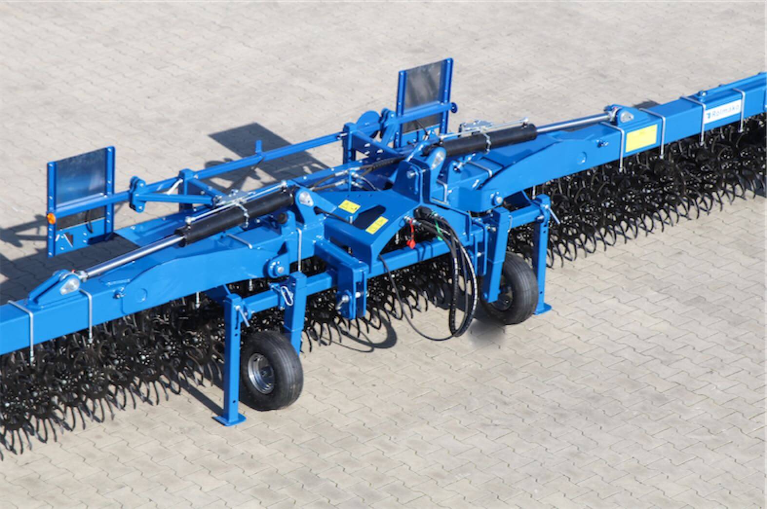 Дисковая борона Rolmako U693 в работе после уборки урожая